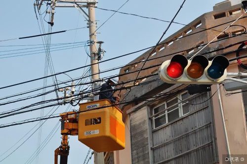 電力電纜的內(nèi)屏蔽層與外屏蔽層各在什么部位？采用什么材料？有何作用？